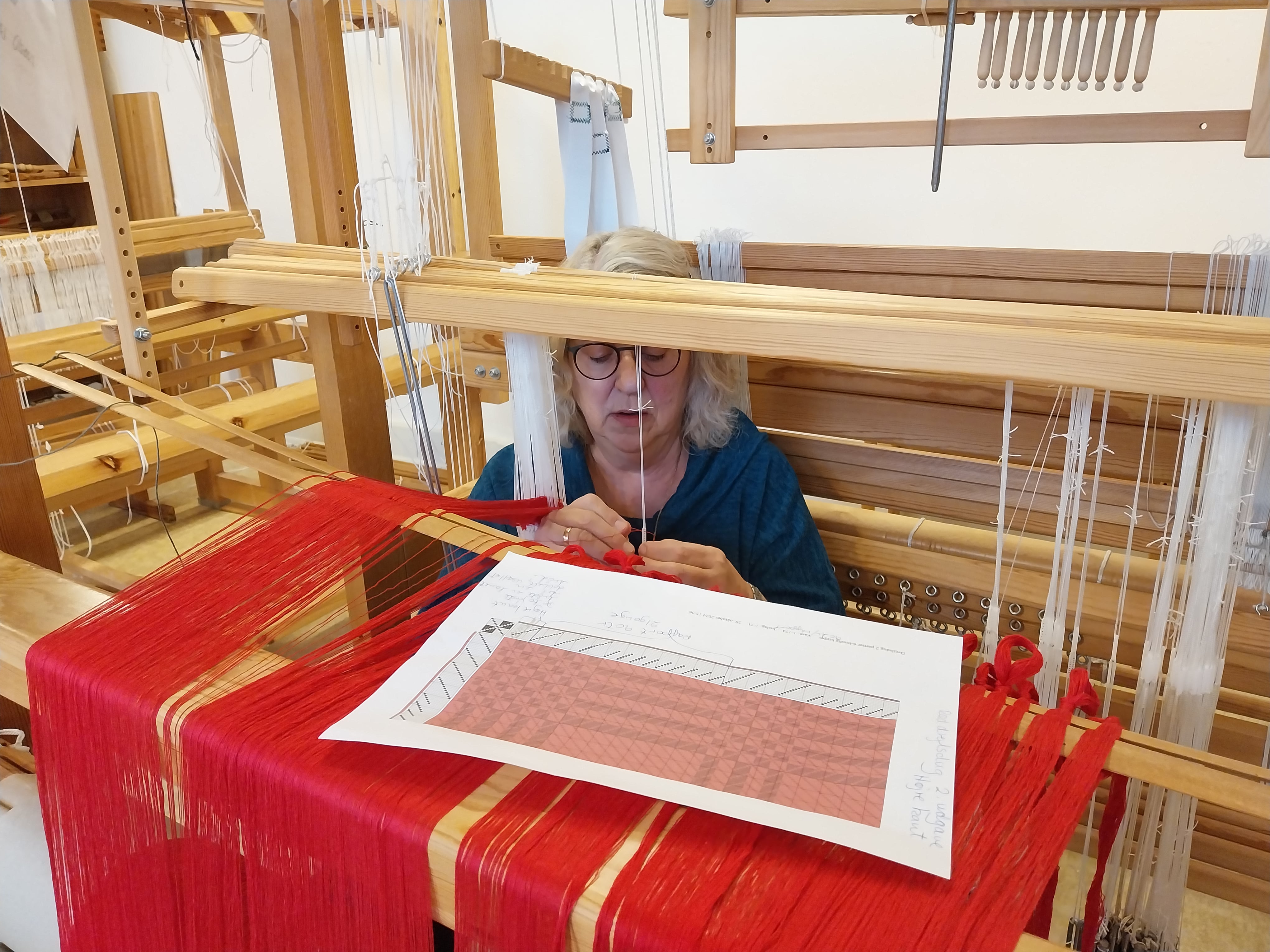 Birthe søller i damaskvæven